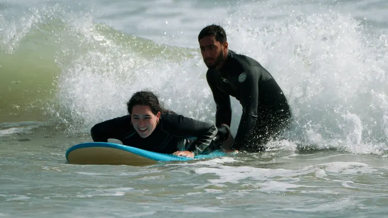 Session de surf dans l'océan à Dakhla