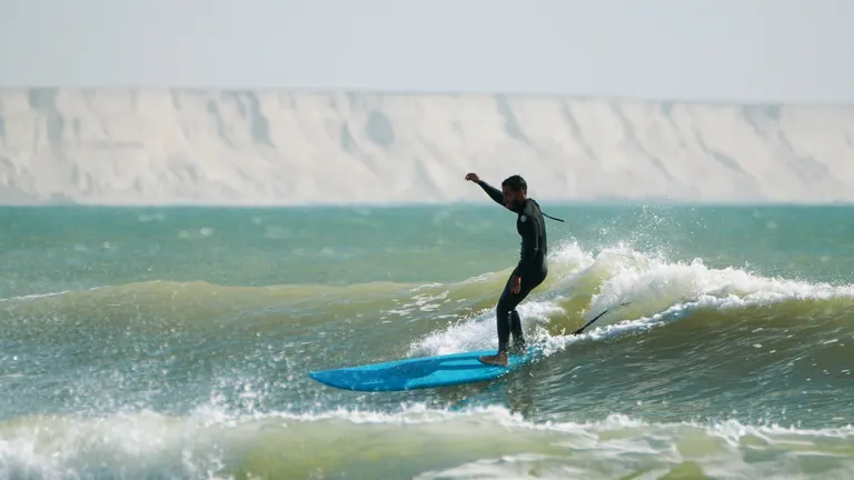 Surfeur sur une vague à Dakhla