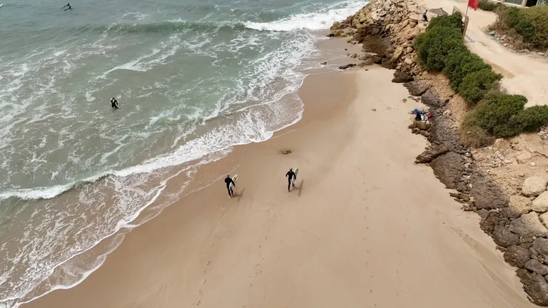 Énergie de surf au coucher du soleil à Dakhla