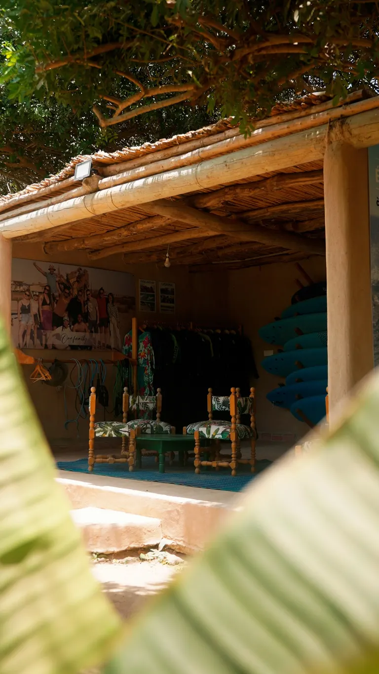 Équipe et invités de l'école de surf à Dakhla
