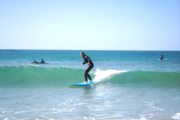 Surfeur attrapant une vague pendant un cours de surf à Dakhla