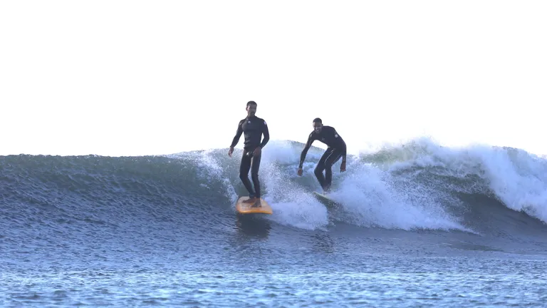 Surfeurs en pratique avec l’école de surf XcelSurf à Dakhla