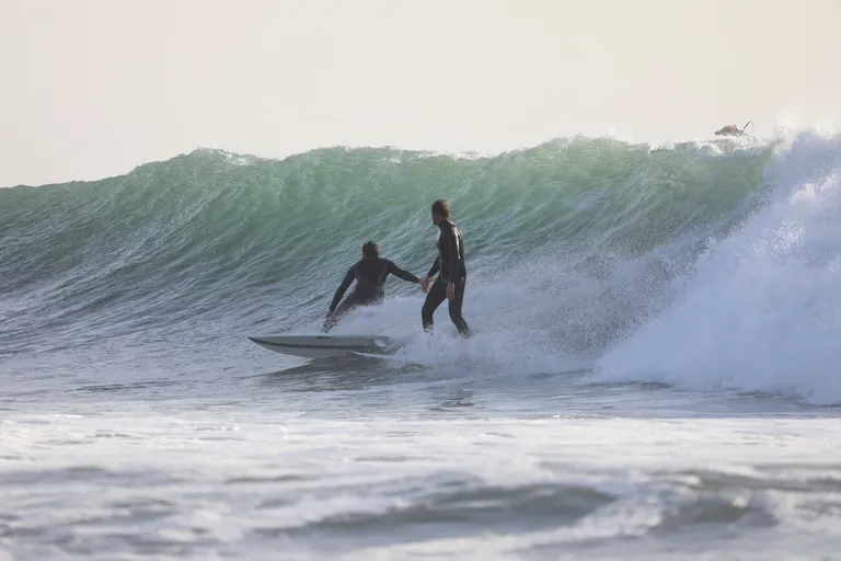 Surfeurs profitant d’une session guidée à Dakhla