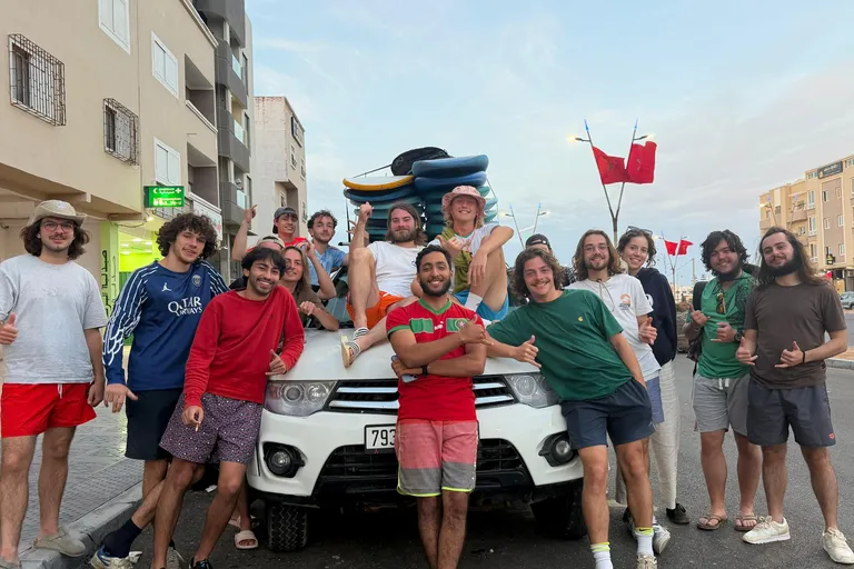 Surfeurs en déplacement lors d’un trip surf à Dakhla