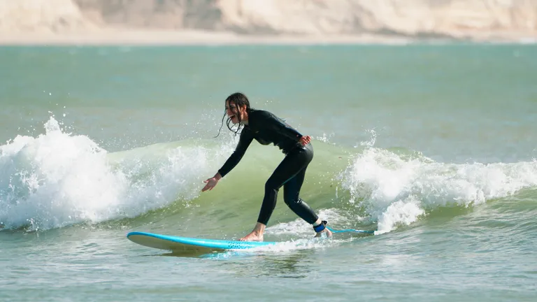 Surfeur débutant pendant un cours de surf à Dakhla