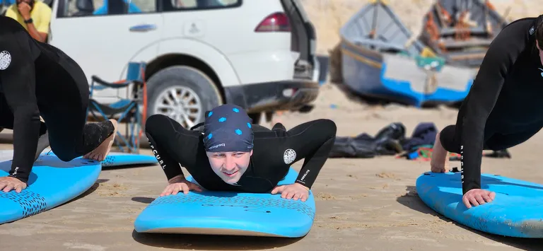 Élèves de surf en pratique à Dakhla
